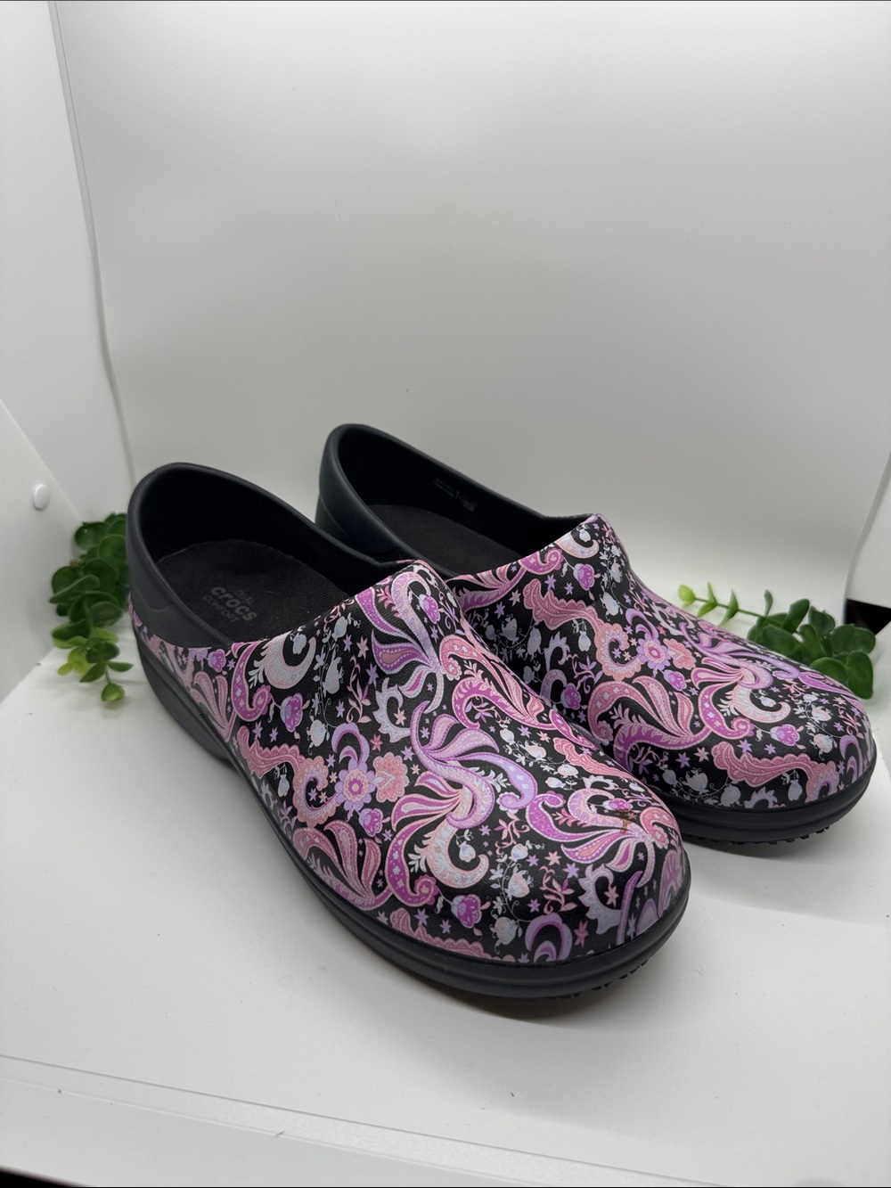 Crocs Women's Size 9 Pink Paisley Rubber Casual Clogs